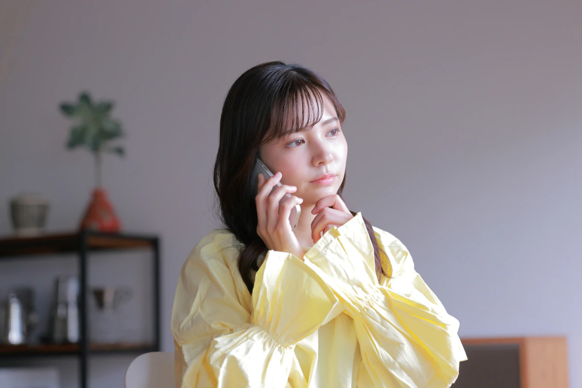 電話　女性　悩む　通話