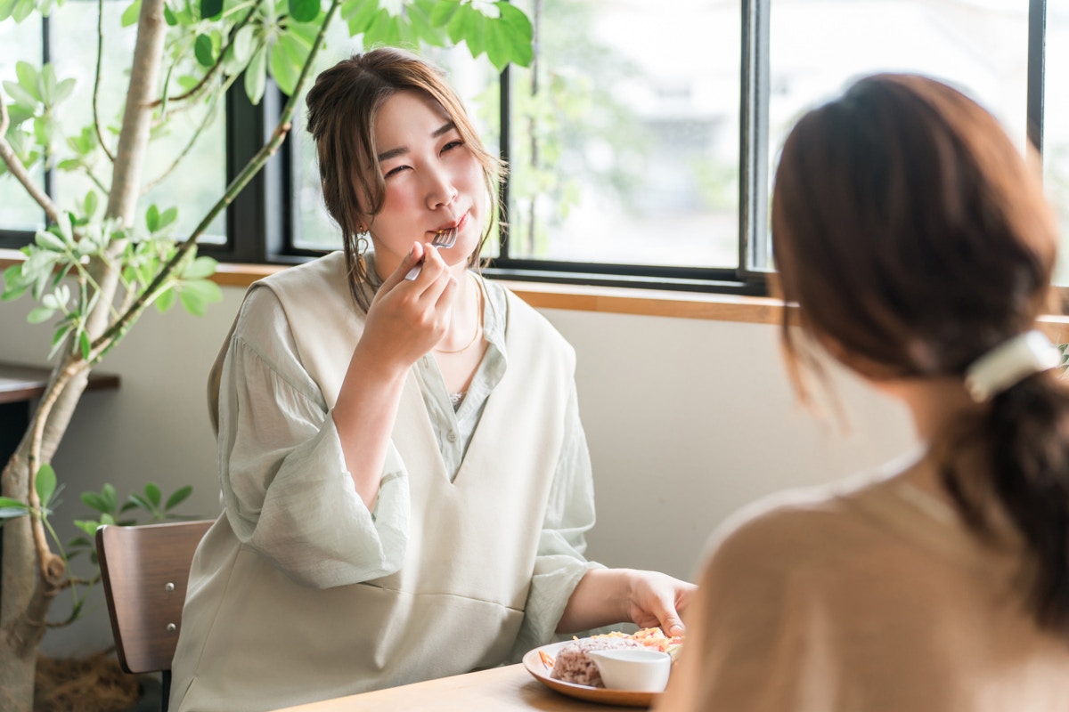 親友　女性　相談　カフェ