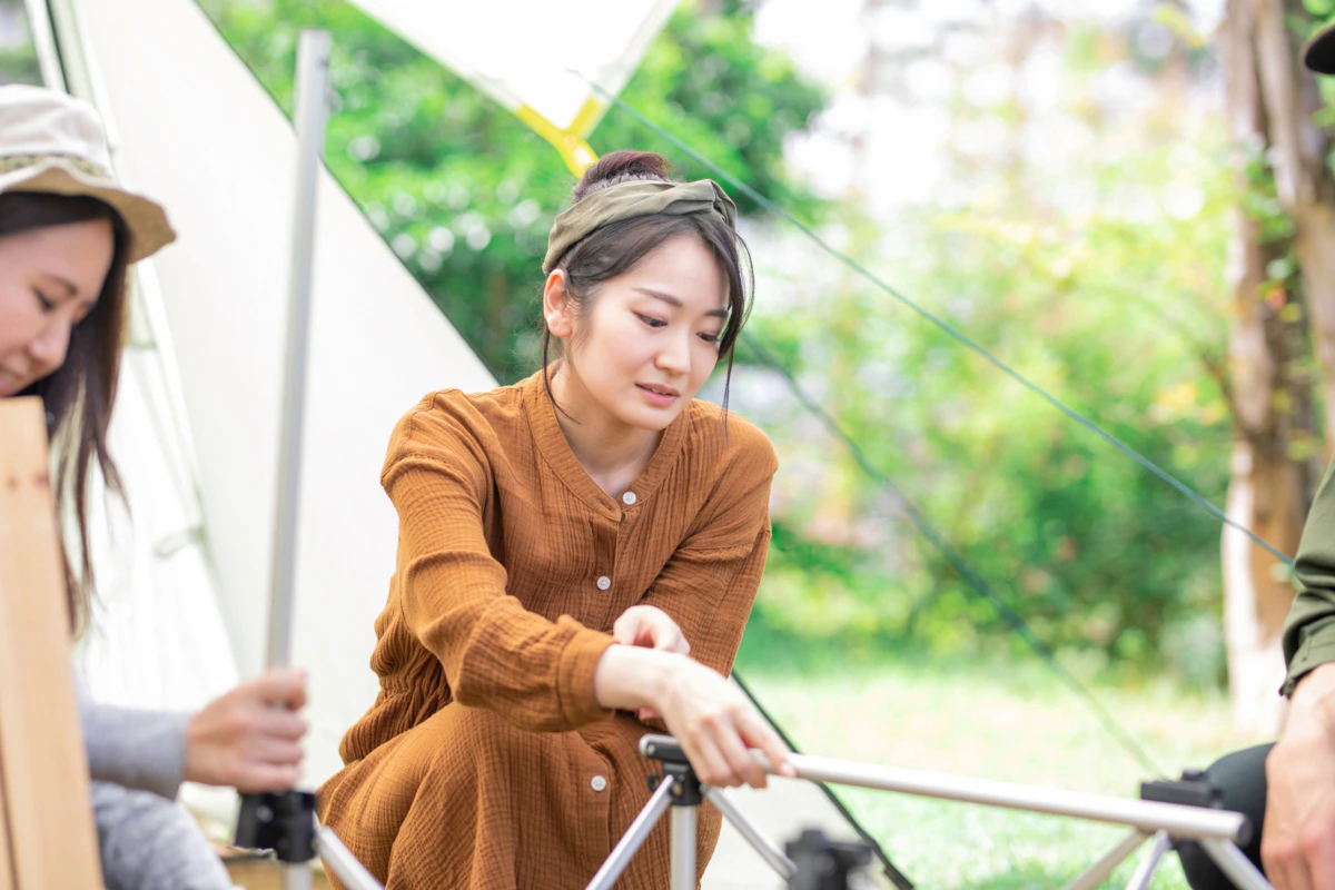 バーベキュー　悩む　女性