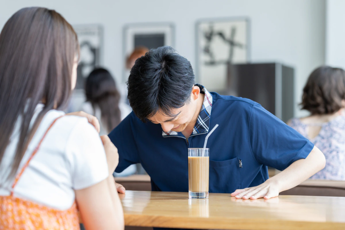 男性　カフェ　謝る