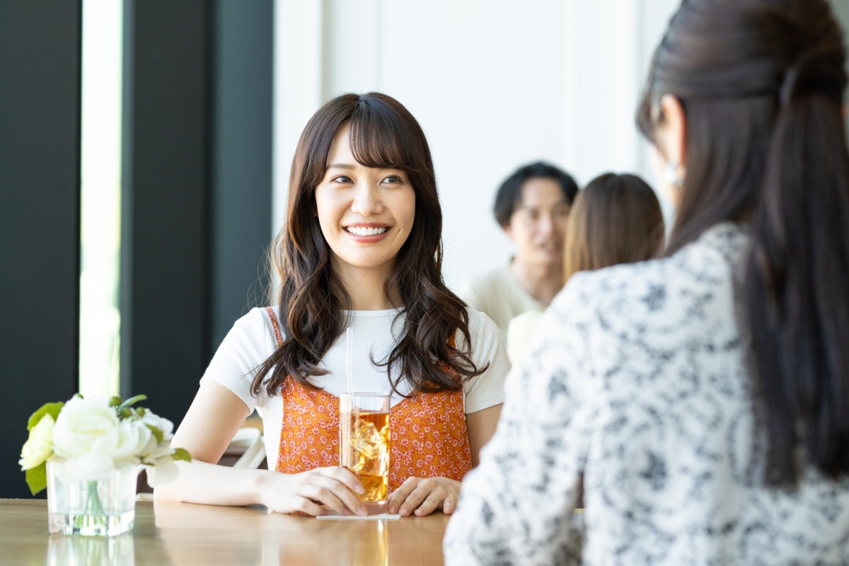 カフェ　女性　会話