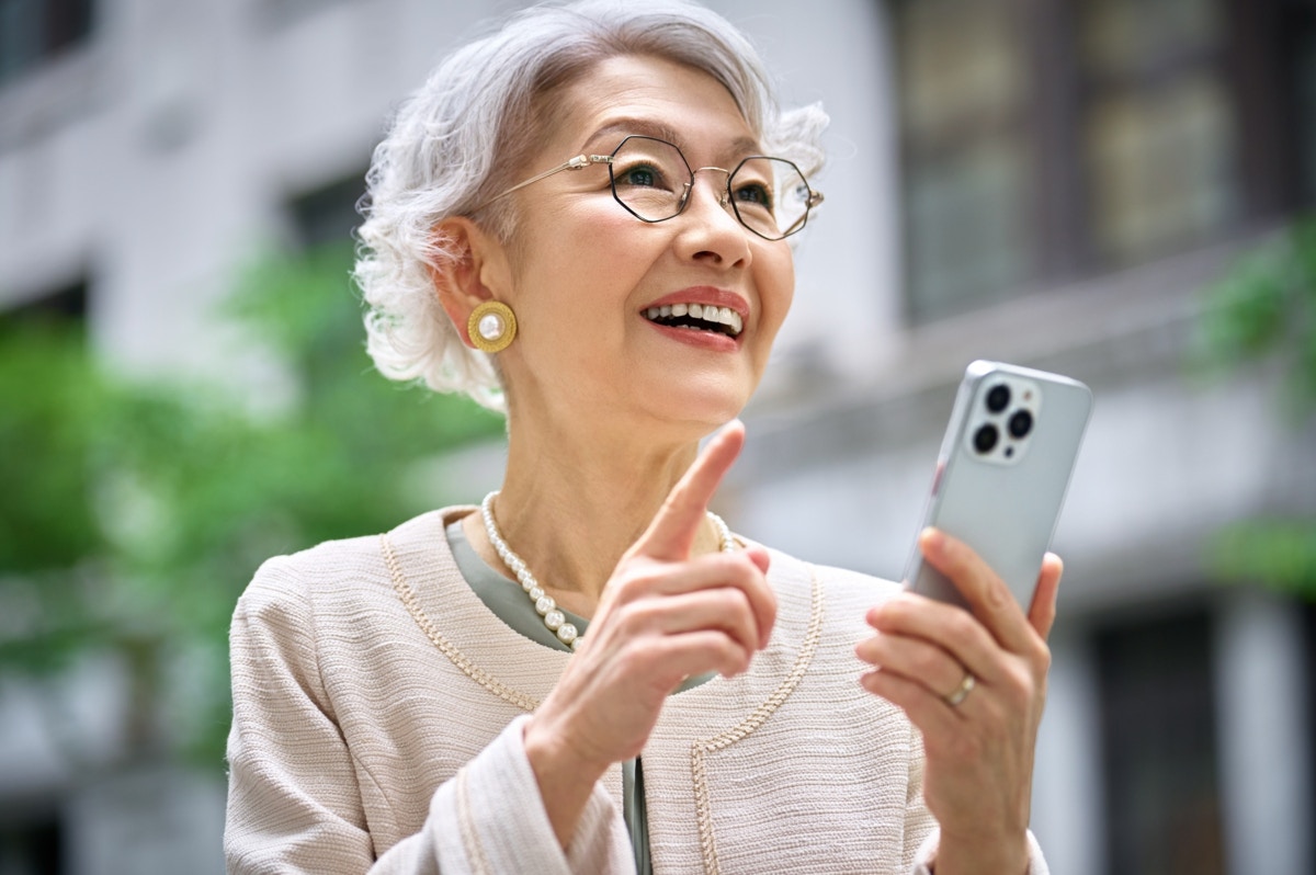 おばあさん　スマホ　外