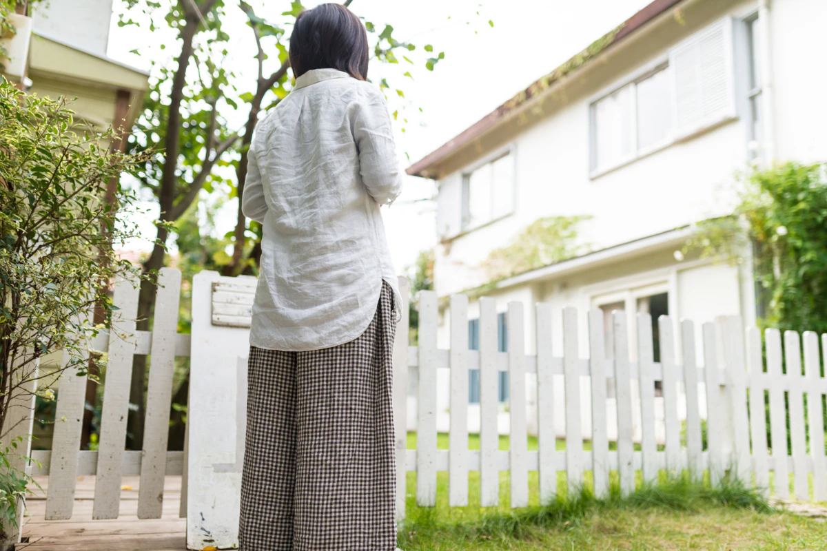 家　後ろ姿　女性　