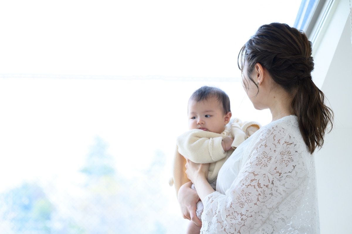 抱っこ　窓　女性　背中