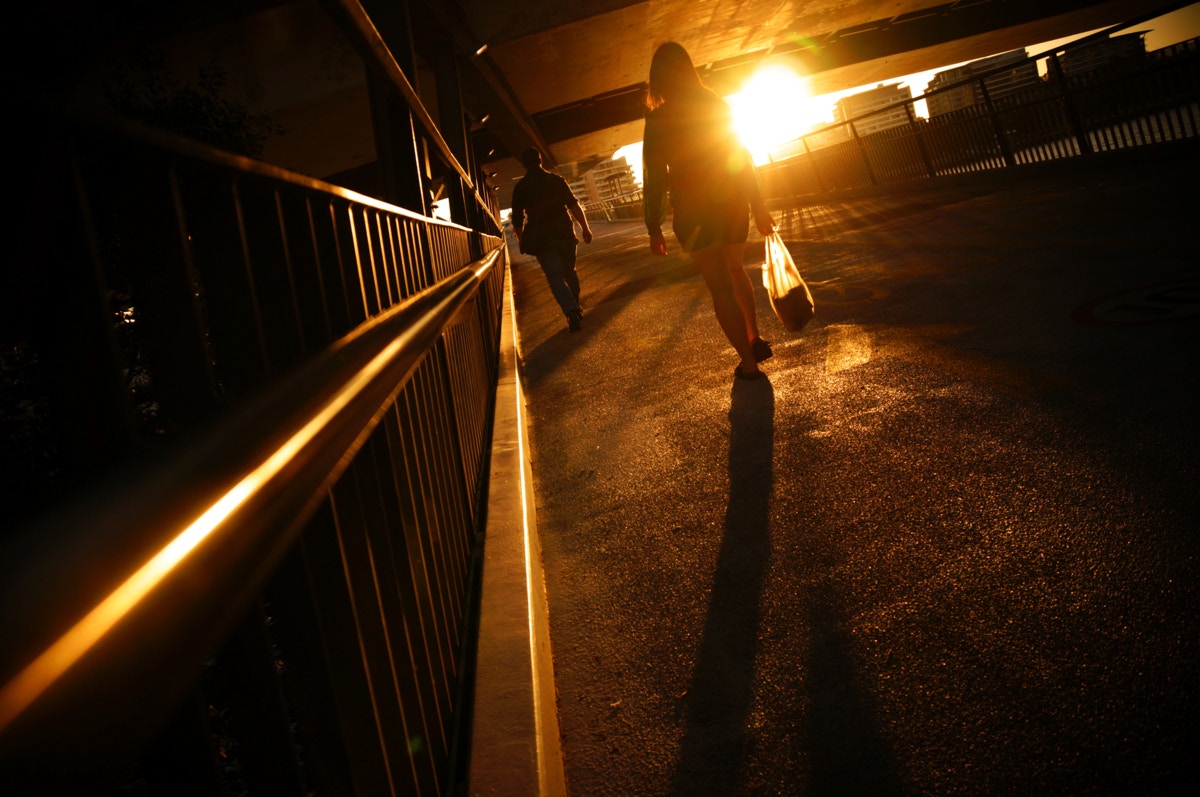 夕方　男性　背後