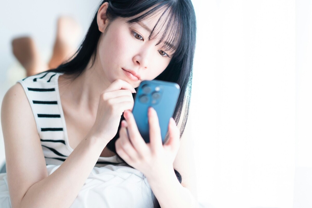女　スマホ　