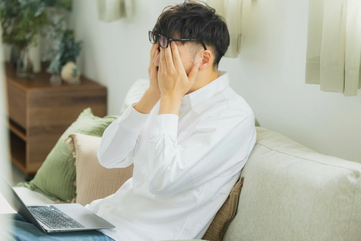 頭を抱える　家　　男