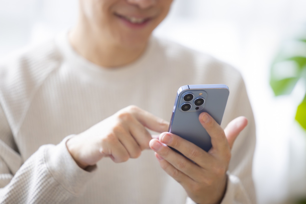 男性　スマホ　手元