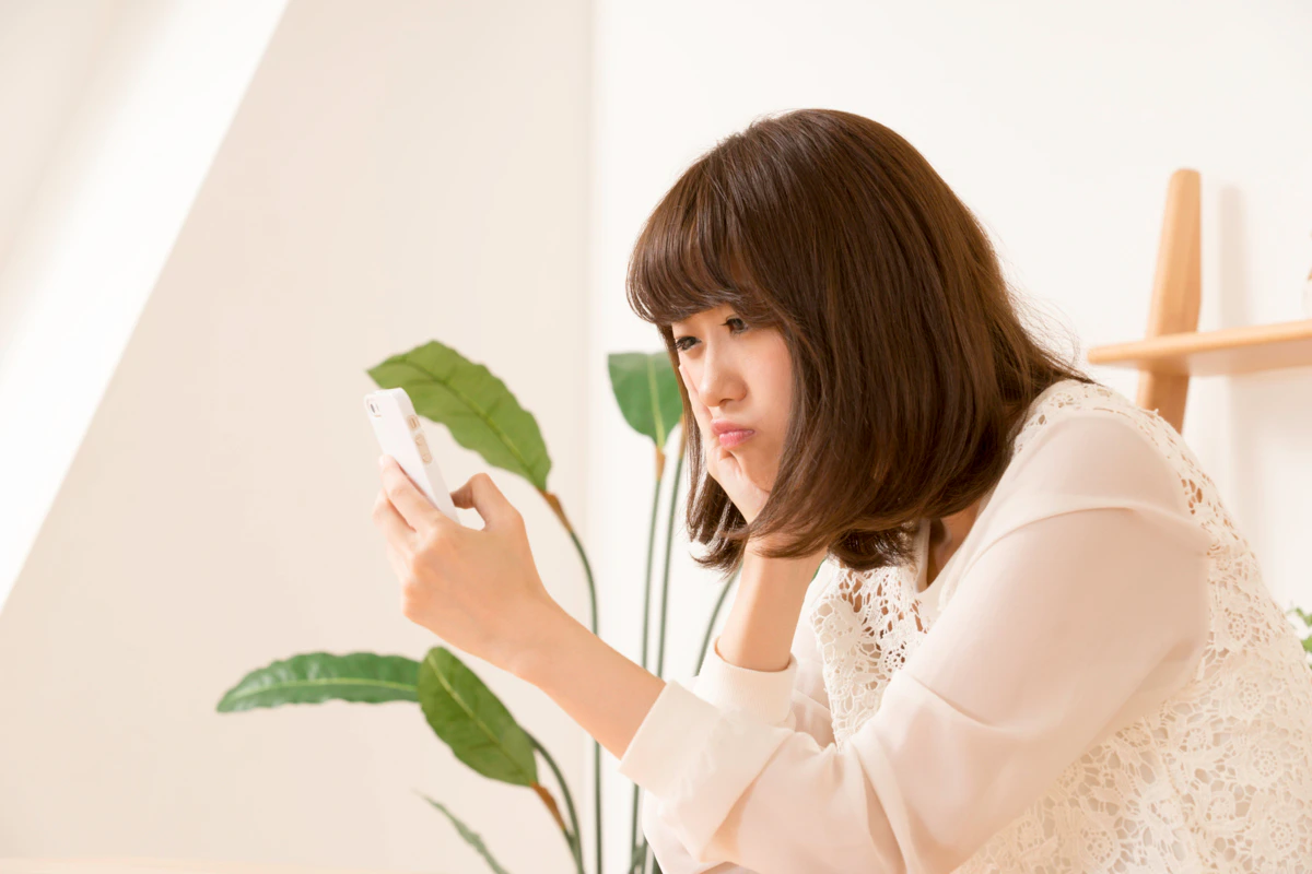 女性　スマホ　困り顔