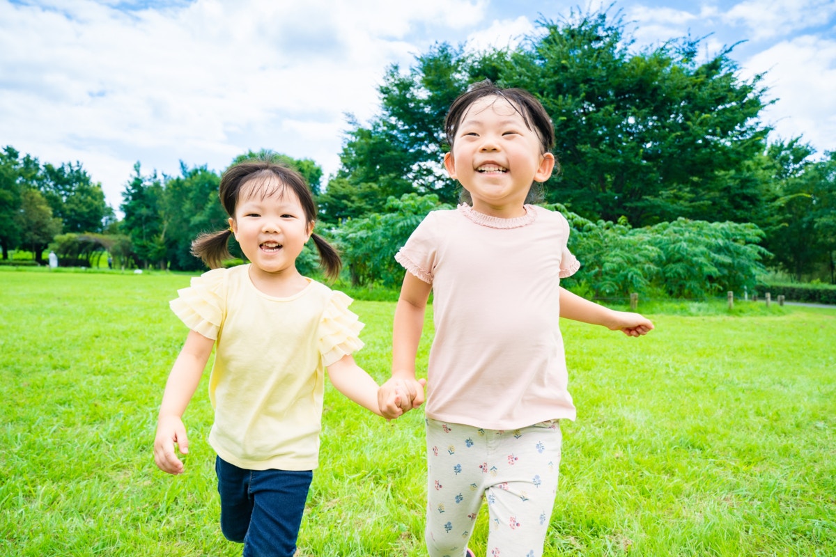 園児　遊ぶ　友だち　写真