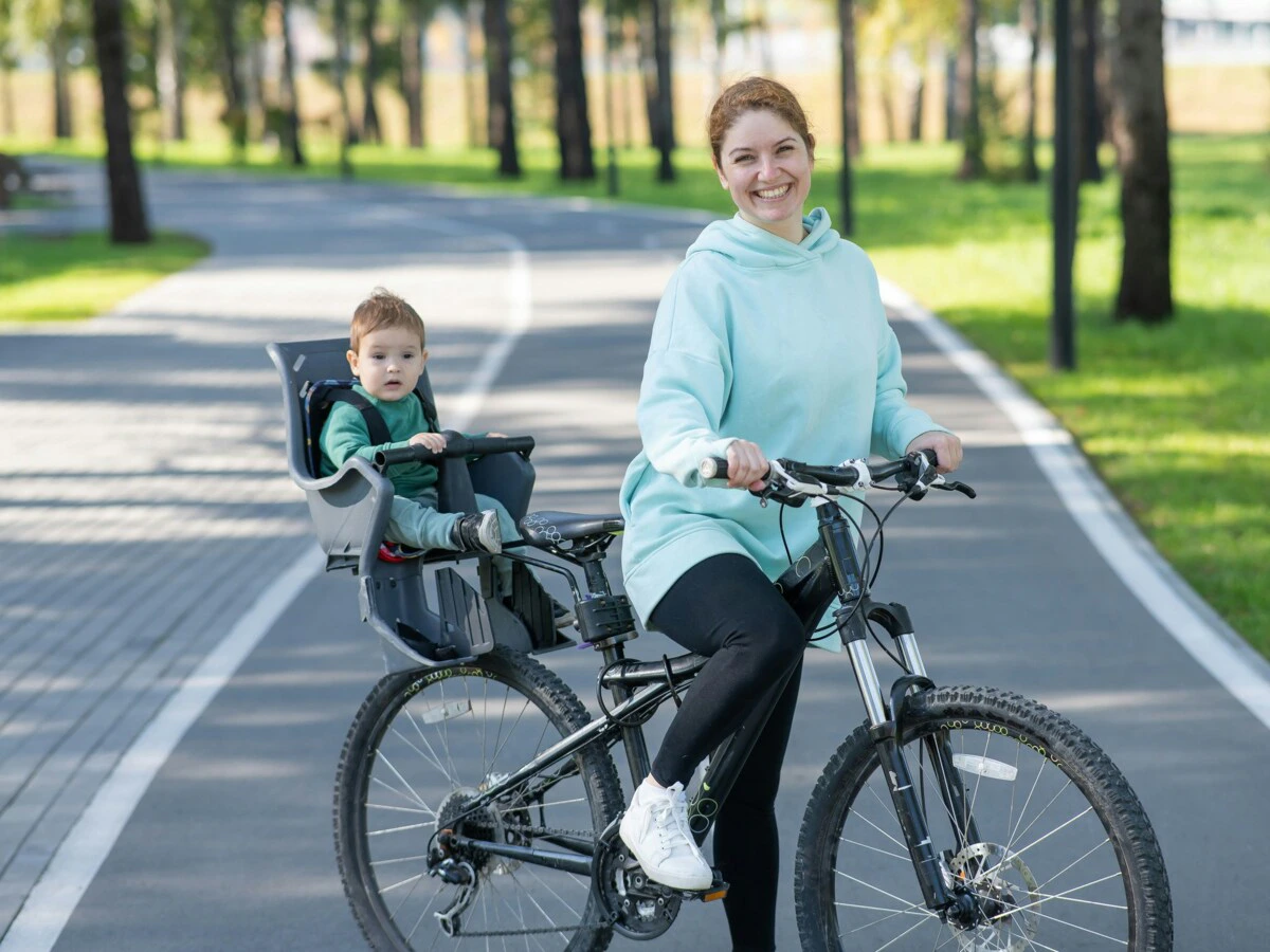 ママ　子ども　自転車　チャイルドシート