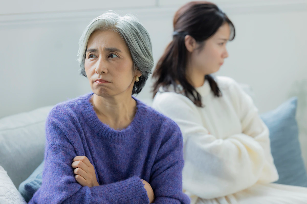 母　嫁　けんか　ソファ