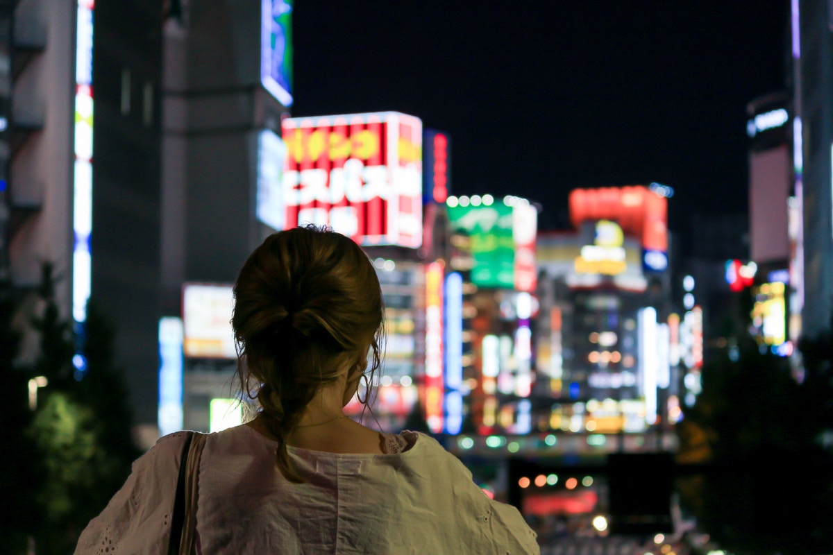 夜　女性　背中