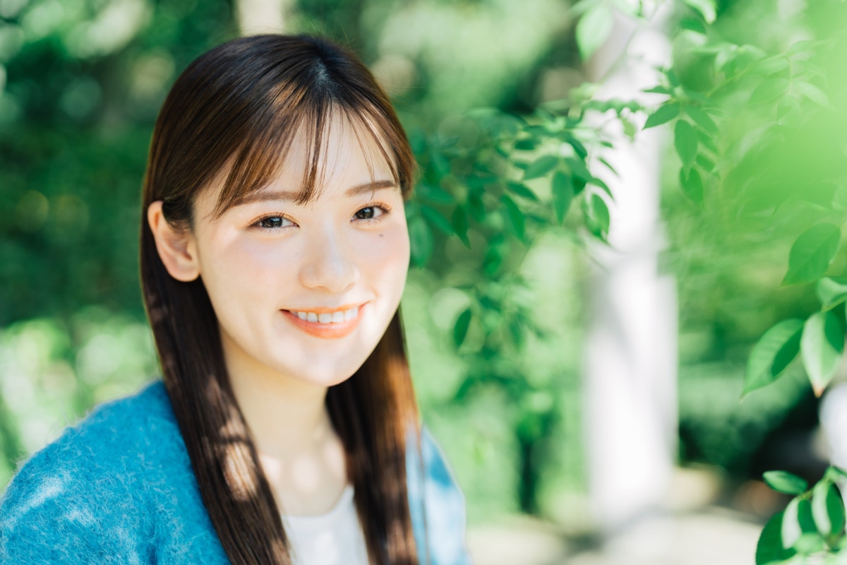 笑顔　公園　女性　アップ