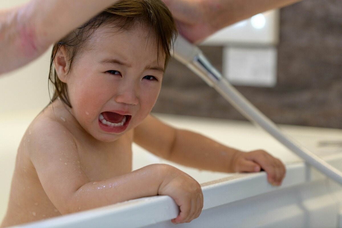 赤ちゃん　入浴　泣く
