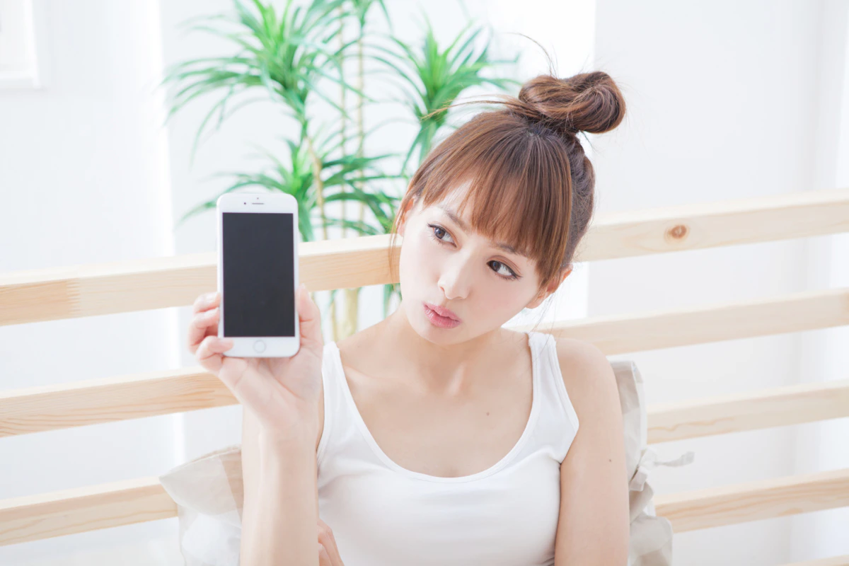 画面　見せる　女性