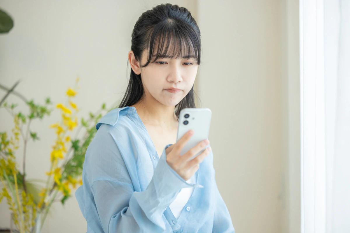 スマホ　悩む　女性