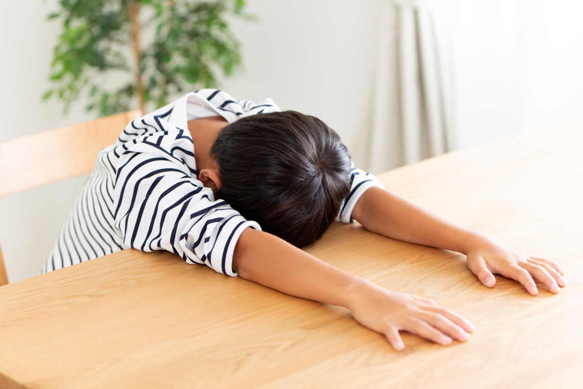 男の子　小学生　悲しい