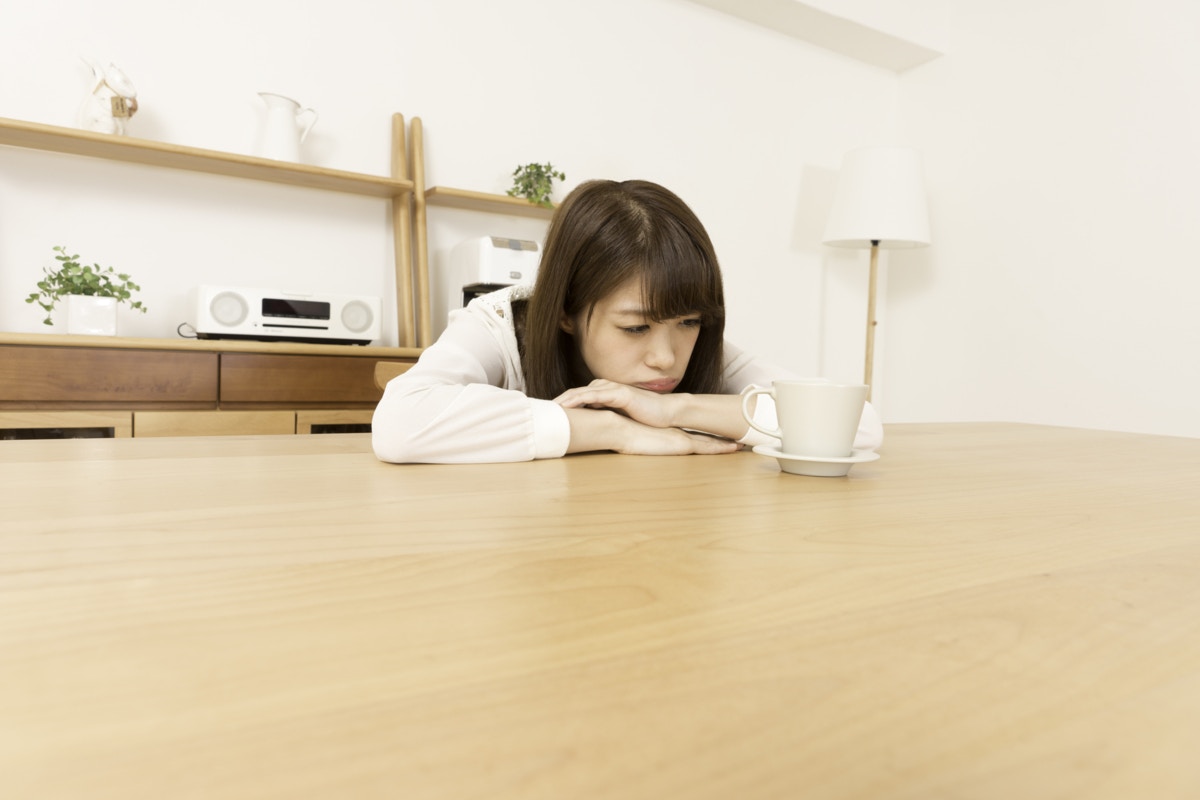 うなだれる　女性