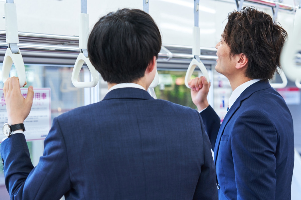 相談　男友達　背中　スーツ