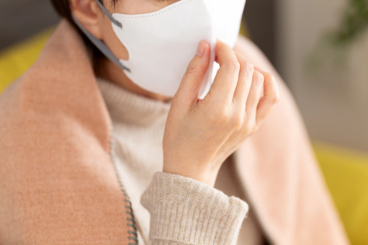 女性　マスク　風邪　家