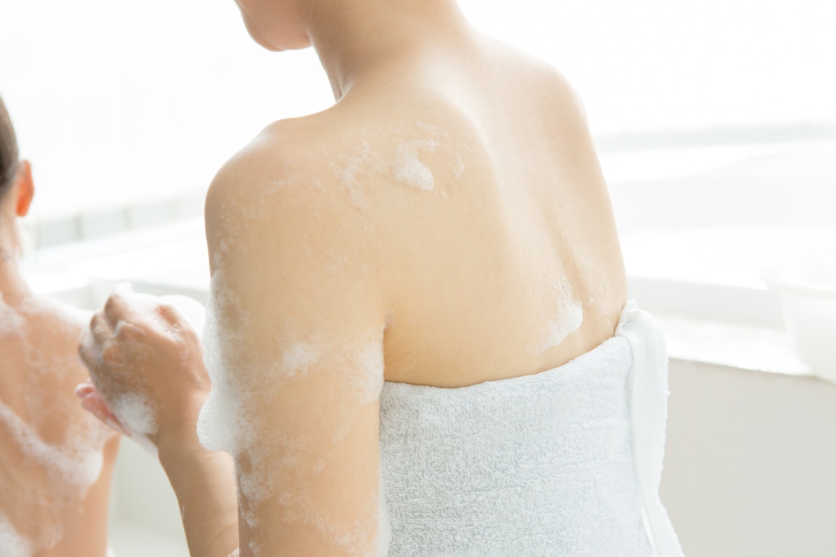 お風呂　ママ　背中