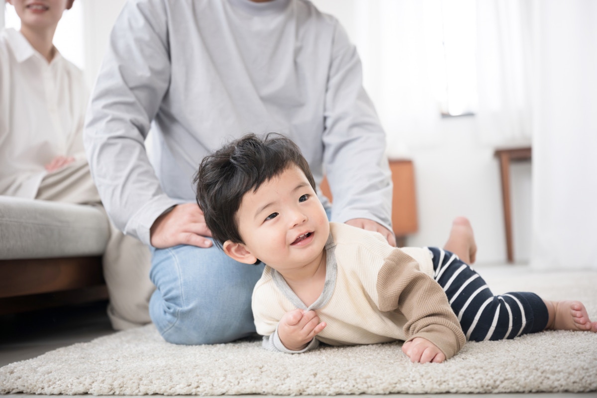 リビング　男の子　ママ　パパ　床　家