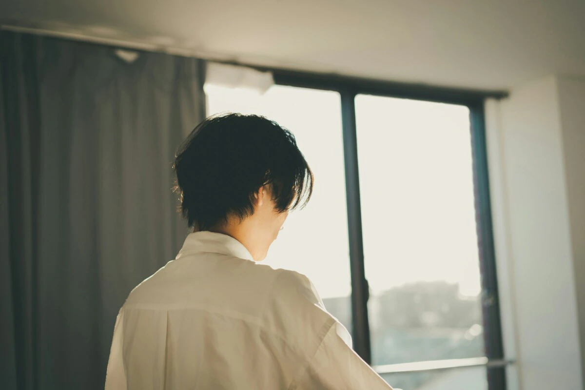 制服　男子　窓　家
