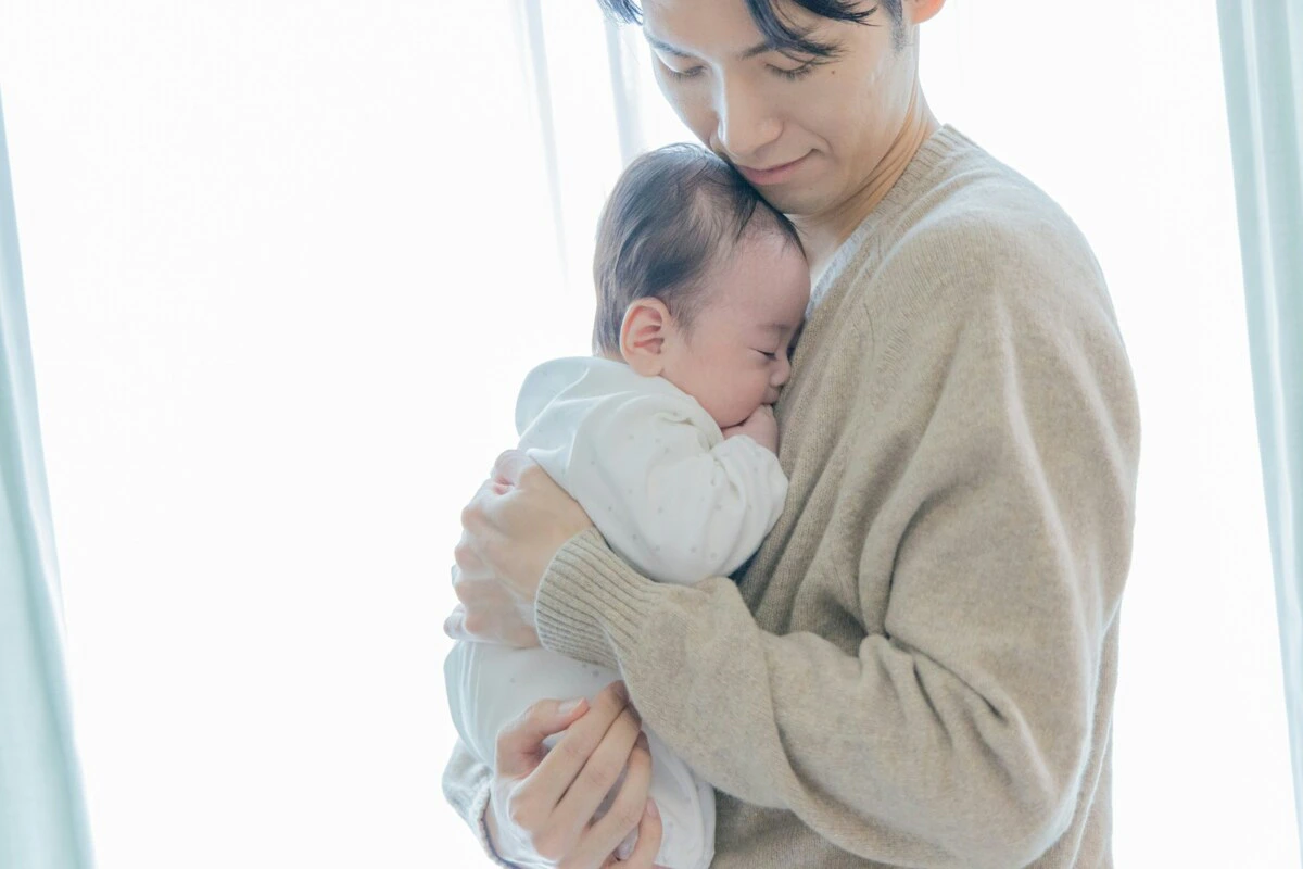 男性　抱っこ　新生児