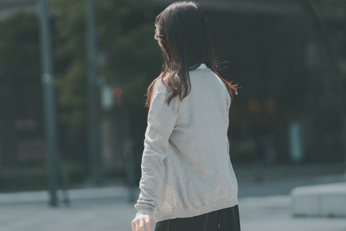 女性　背中　街