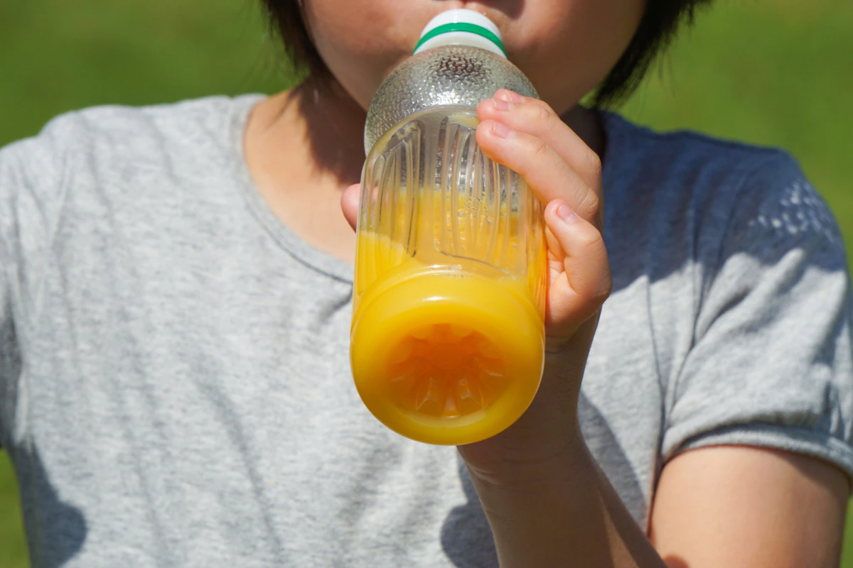 ジュース　飲む　小学生　外