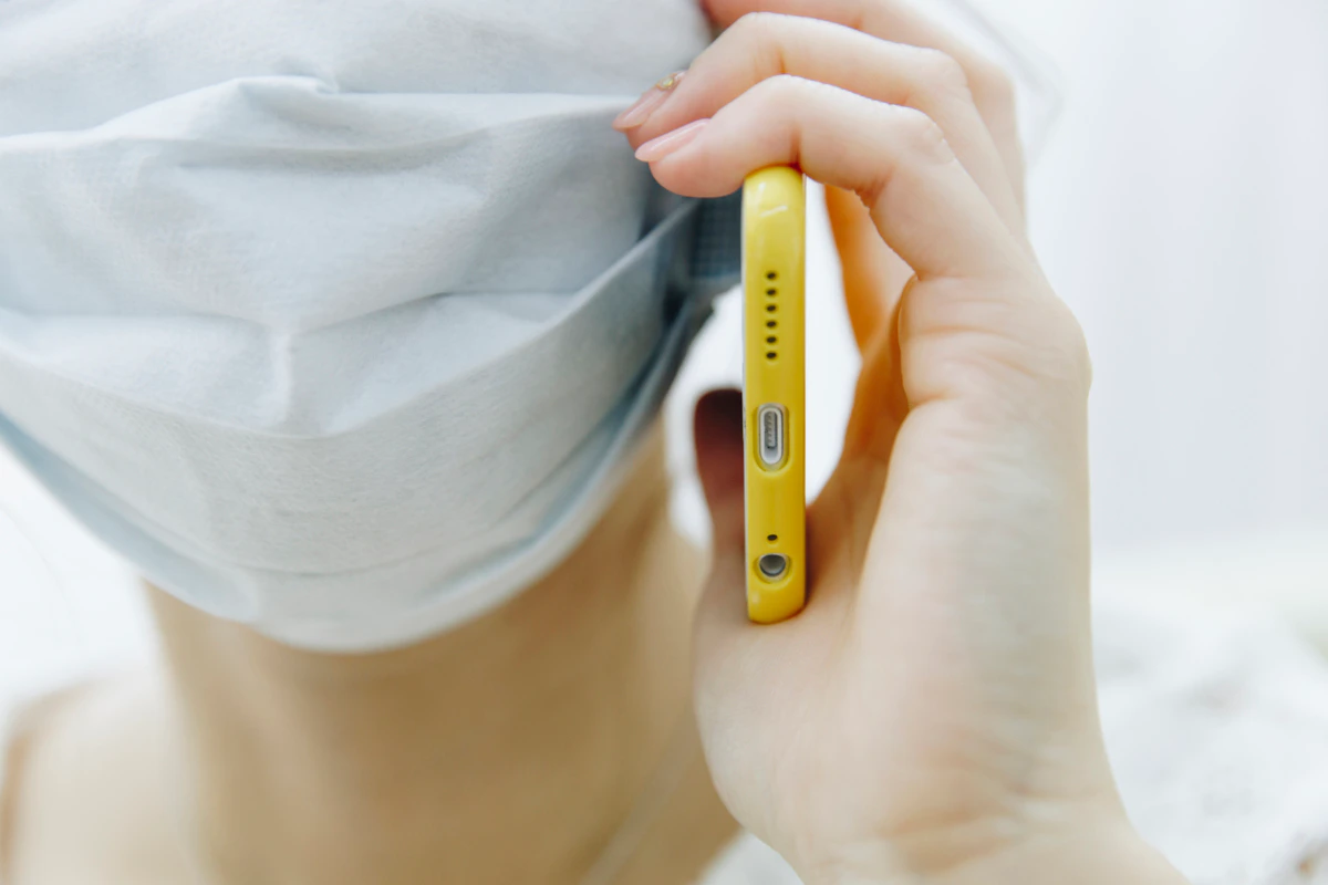 電話　スマホ　女性　風邪