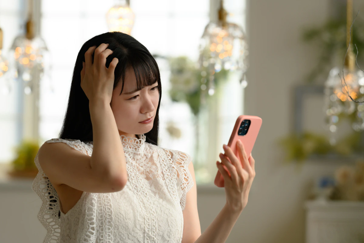 スマホ 悩む　女性