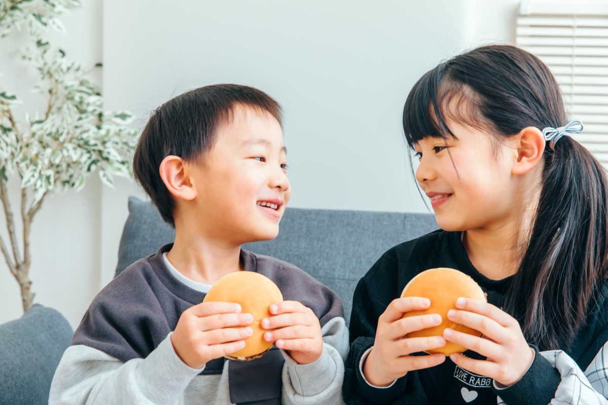幼稚園　友達　子ども　食事　自宅