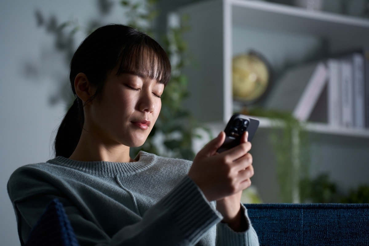 着信　夜　女性