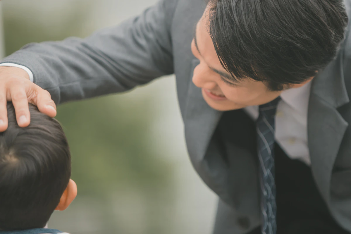 息子　パパ　頭　撫でる