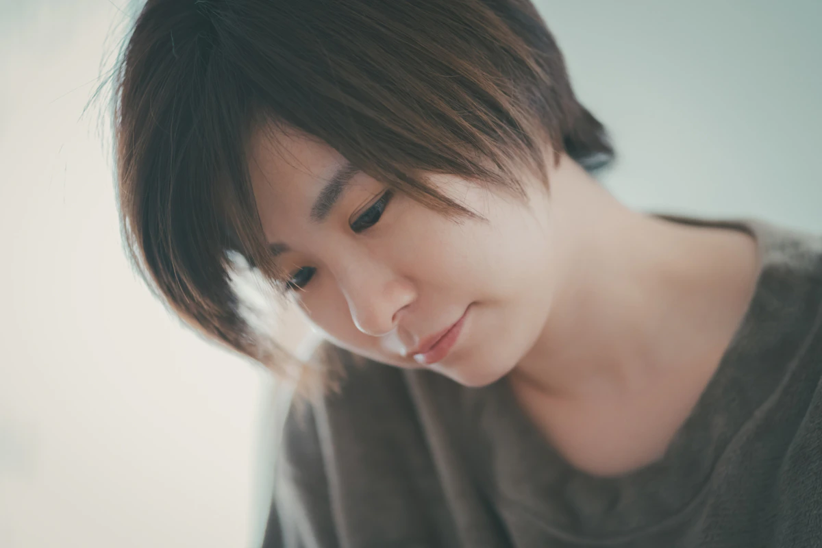 女性　部屋　俯く　ショート