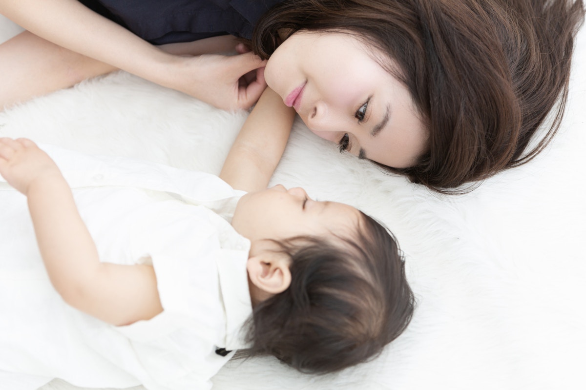 寝顔　ママ　家　赤ちゃん