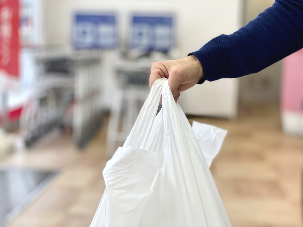 コンビニ　袋　手元
