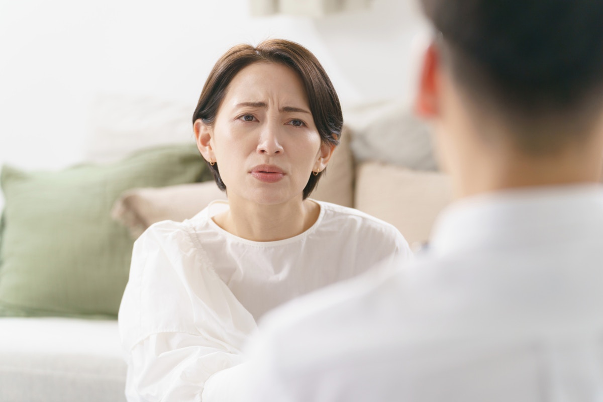 妻　問い詰める