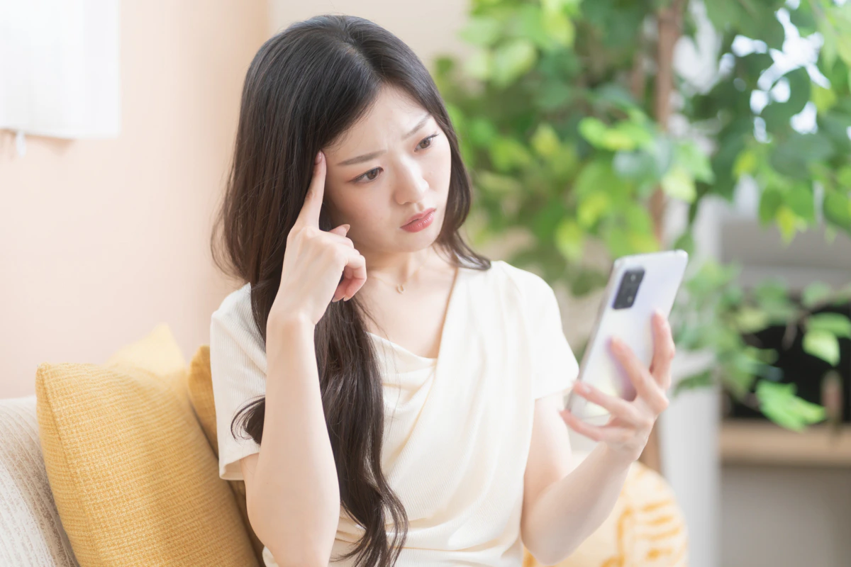 スマホ　女性　悩む