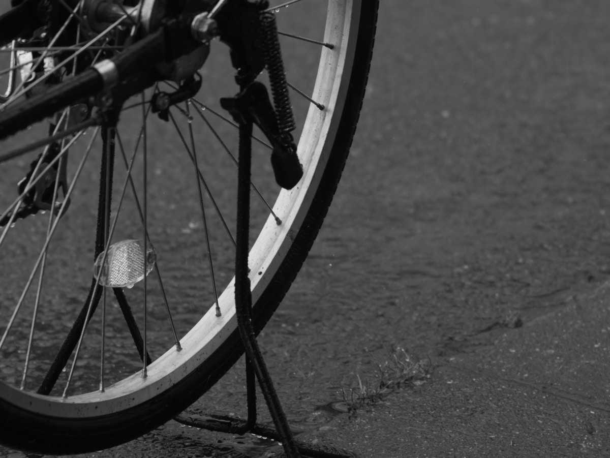 雨　車輪　自転車