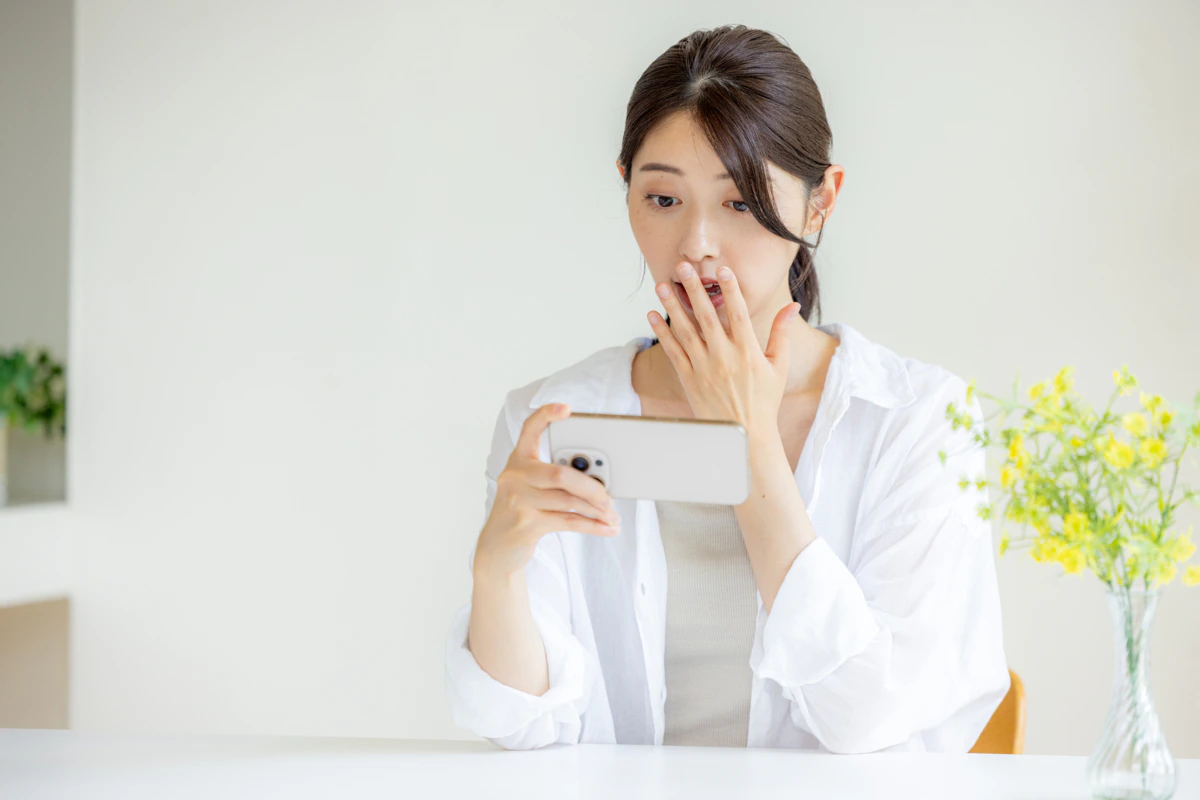スマホ　びっくり　主婦