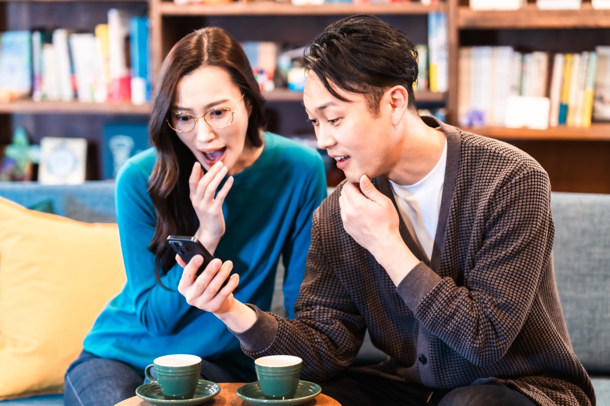 スマホ　びっくり　夫婦