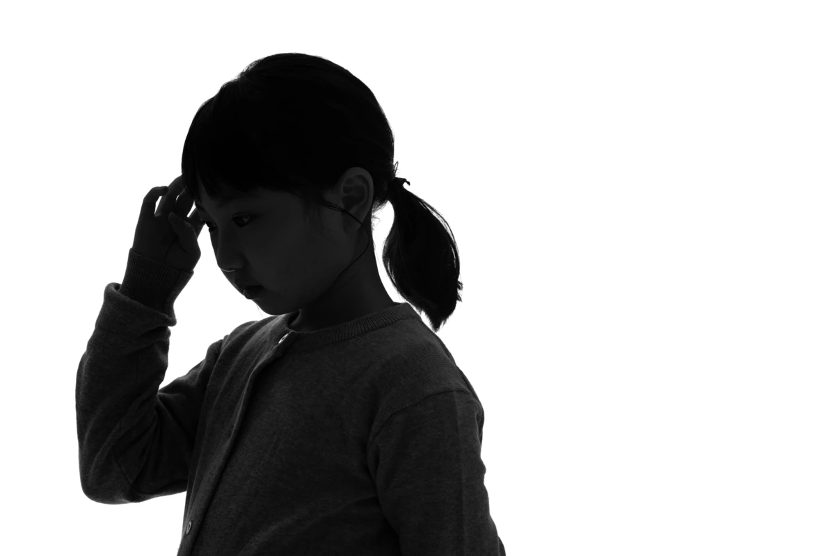 小学生　女子　横顔　不安