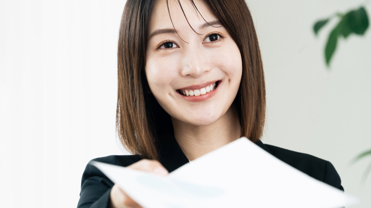 女性　差し出す　笑う