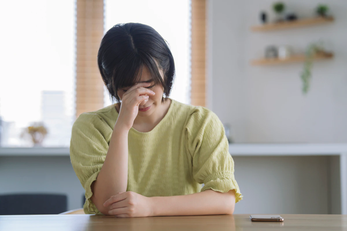 頭を抱える　主婦　リビング