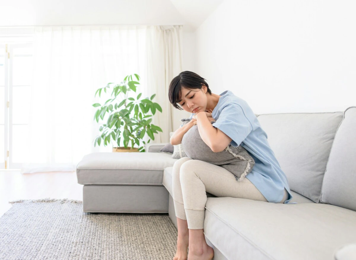 悩む　女性