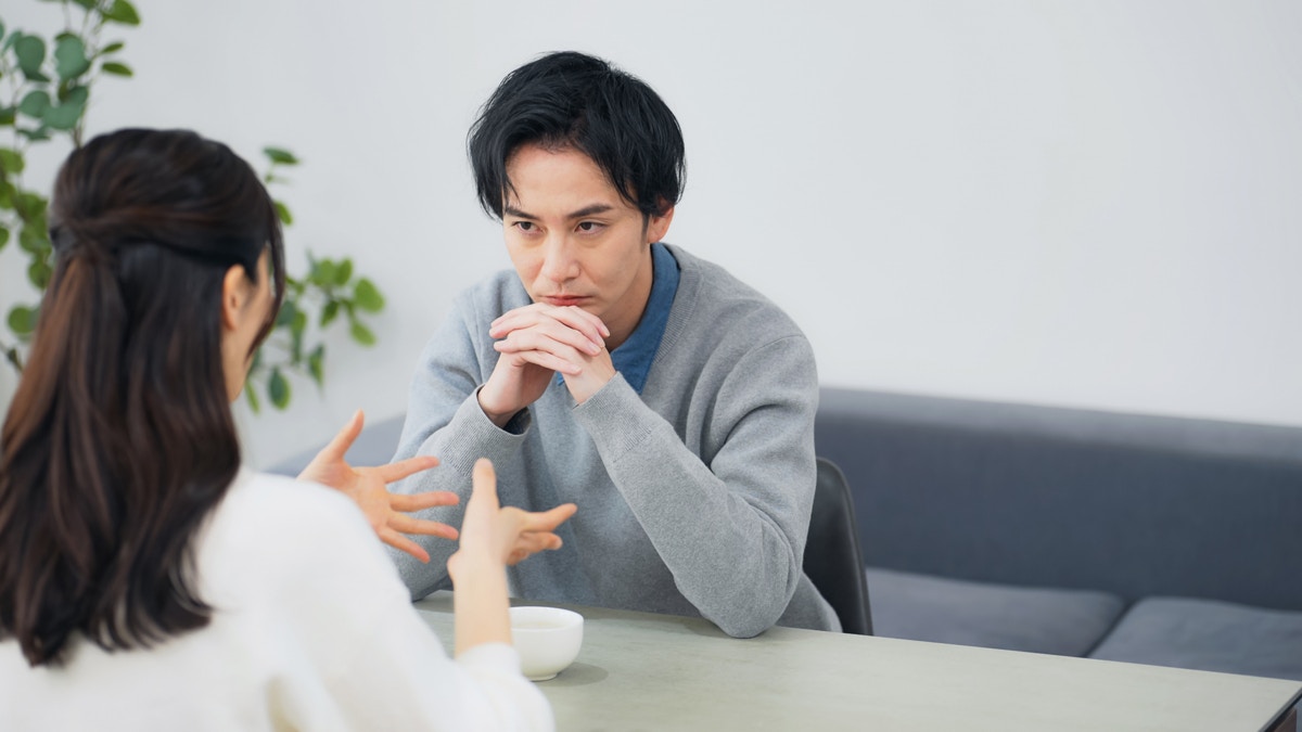 　夫婦　相談　リビング　真剣