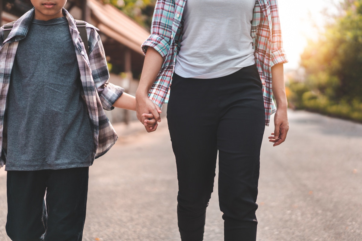 親子　手　母　息子